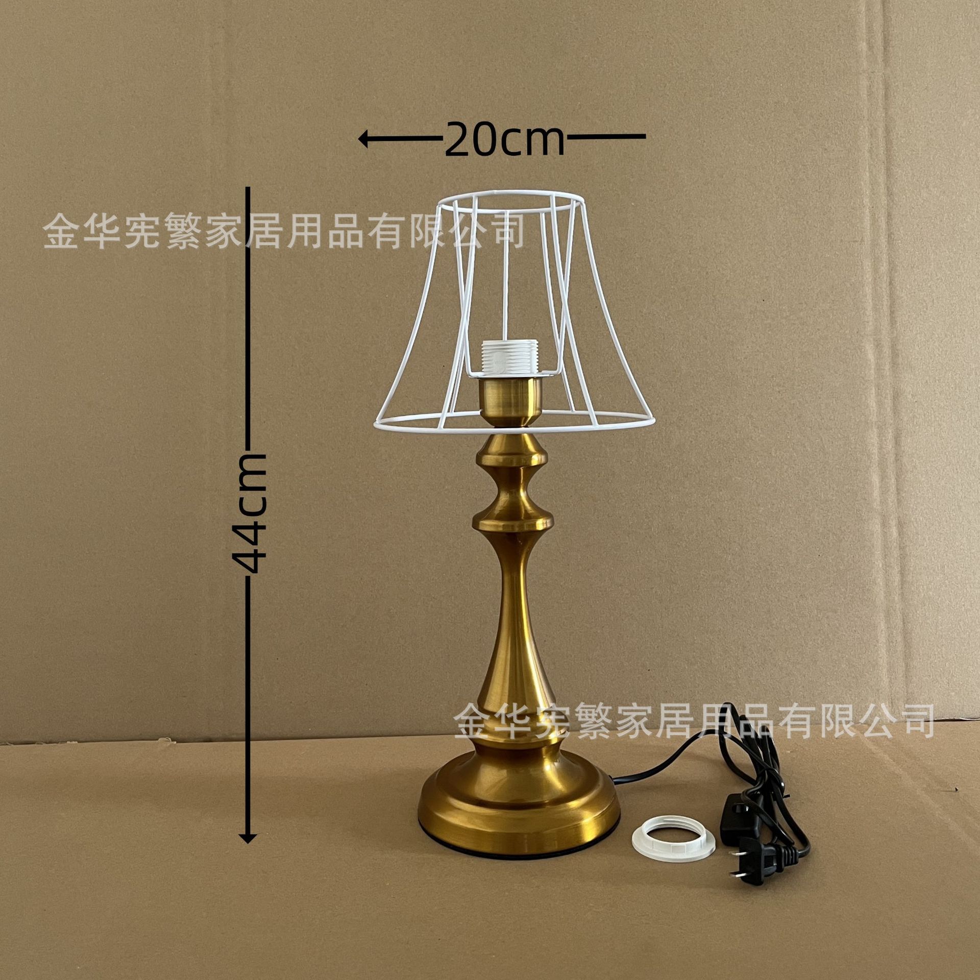 Xiaohongshu recomienda la combinación de marco de hierro con base de metal grande de cobre antiguo dorado E27 con lámpara de mesa retro casera de bricolaje