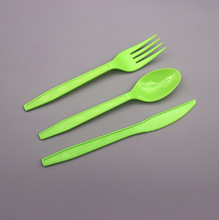 厂家批发一次性塑料刀叉勺子金属色印纹加厚餐具绿色ps勺子30支装