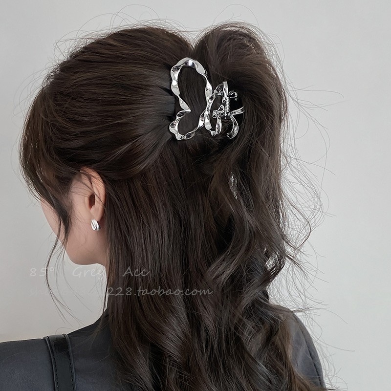 メタルウェーブスモールヘアクリップ、新しいニッチデザインヘアクリップ、ファッショナブルなサメクリップ、卸売在庫あり|undefined