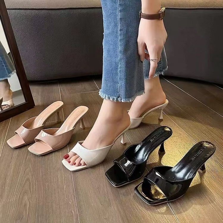 Zapatos de tacón alto mujer 2025 verano nuevo estilo retro cabeza cuadrada tacón nude sandalias de color desnudo diseño de nicho pantuflas ropa exterior