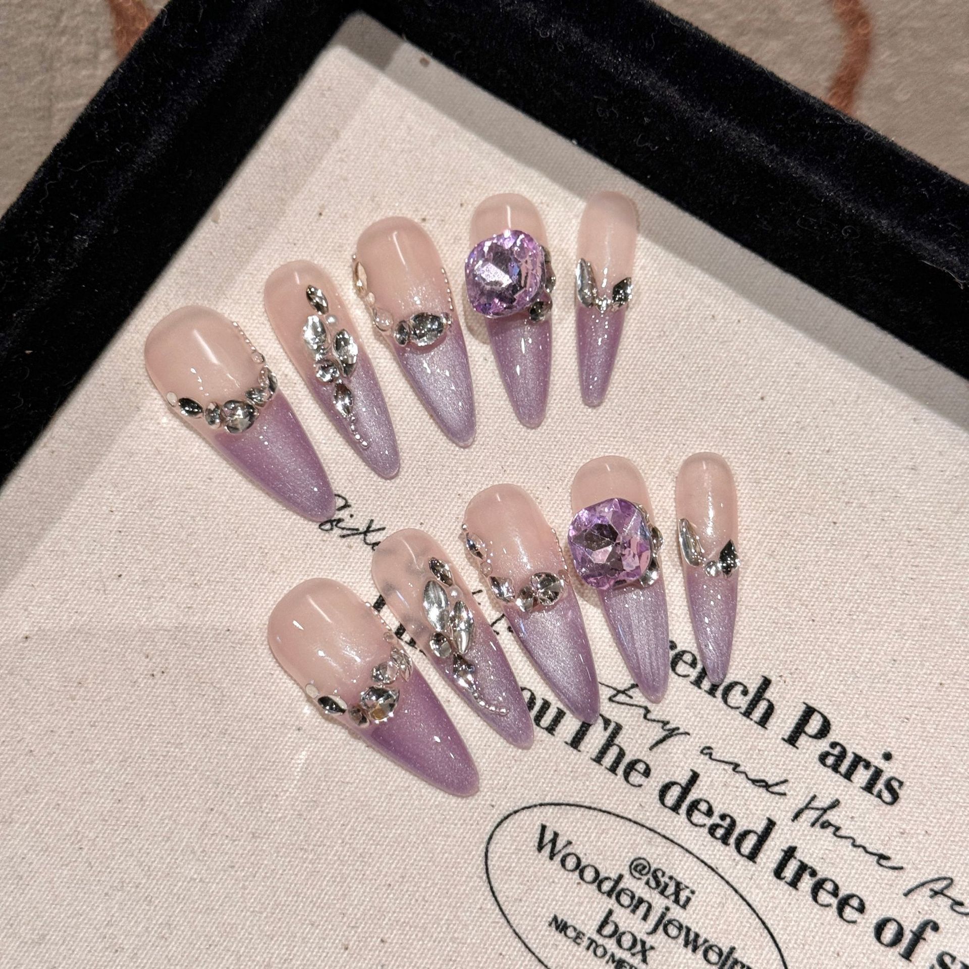 Laca de armadura de uso Sensación de alto nivel Gradiente púrpura Diamante francés Armadura de mariposa hecha a mano Armadura de ropa hecha a mano Diamante K9