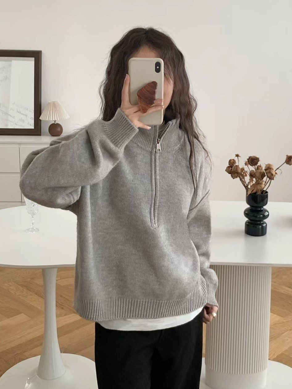 Demi-season short knitted sweater with zipper
