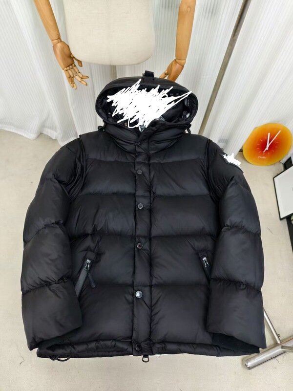 New Burberry sleeveless 2026 men's cold-resistant and windproof down jacket in deep khaki color New Burberry sleeveless 2026 men's cold-resistant and windproof down jacket in deep khaki color