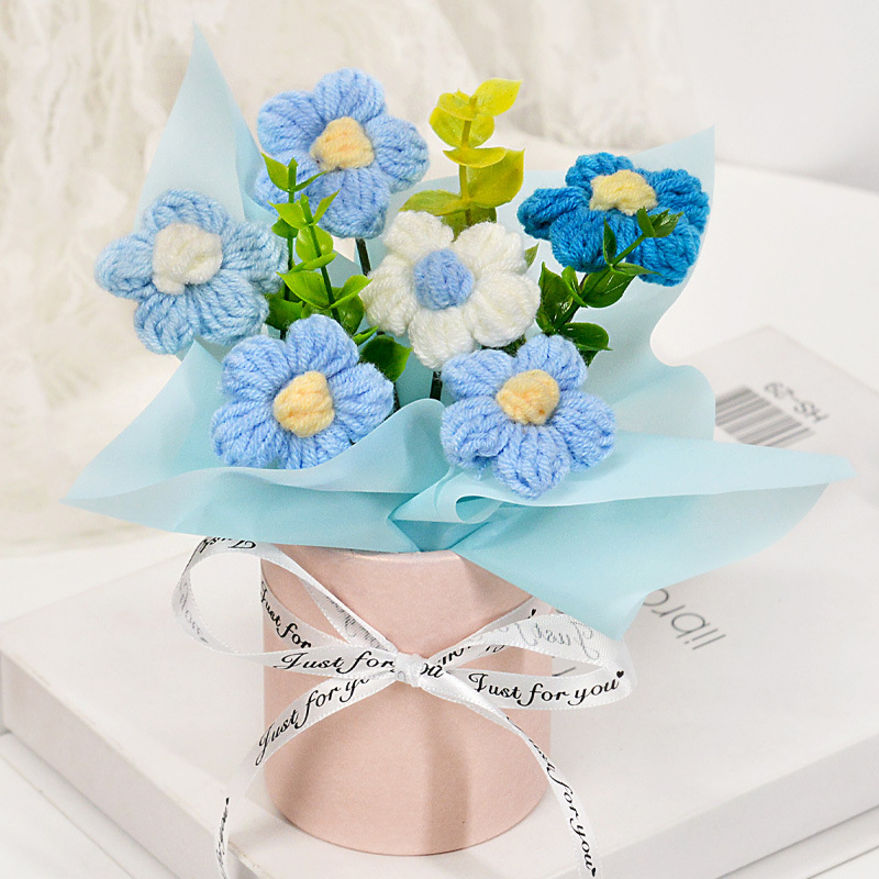 파란색 퍼프 꽃 6개와 포옹 버킷