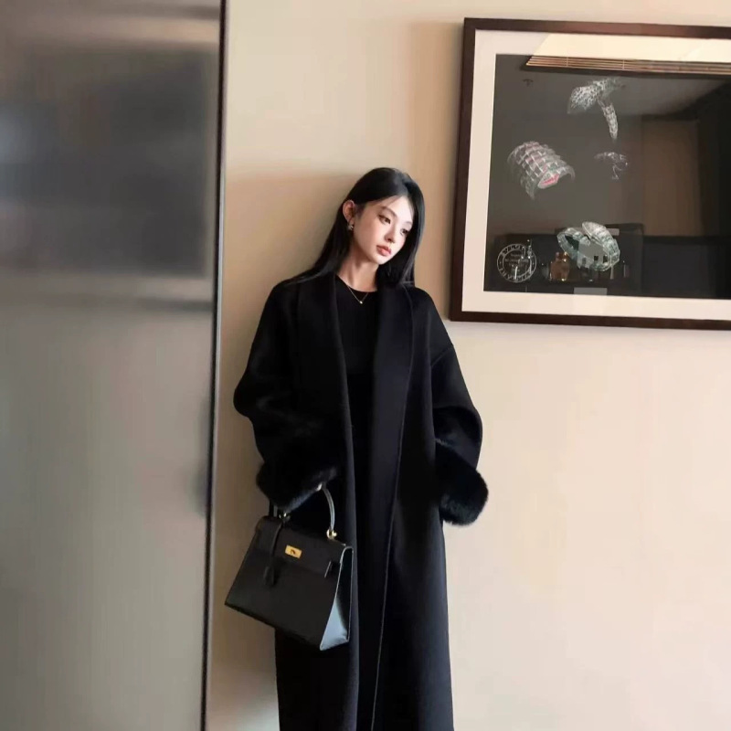 Black fox fur cuff wool coat, 2026 winter new collection, relaxed Hepburn-style, loose-fitting, high-end long coat for women