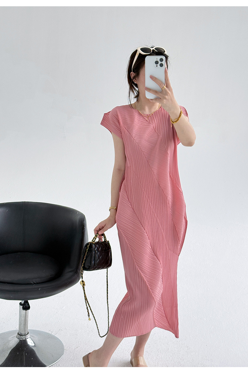 Đầm maxi nữ tay ngắn thiết kế xếp ly Issey Miyake ôm eo — màu đen chi tiết 16