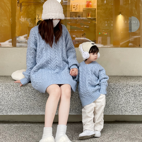 Real shots of new autumn and winter sweaters, thickened twist sweaters, long parent-child clothing, large and small children's clothing, medium and large children's sky blue bright colors