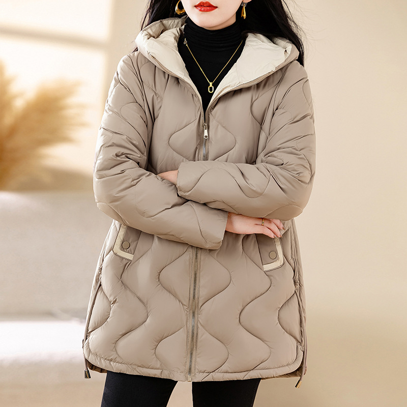 中長の菱格の襟がなくて薄い羽毛の綿服の女性の冬のデザイン感があります。|undefined