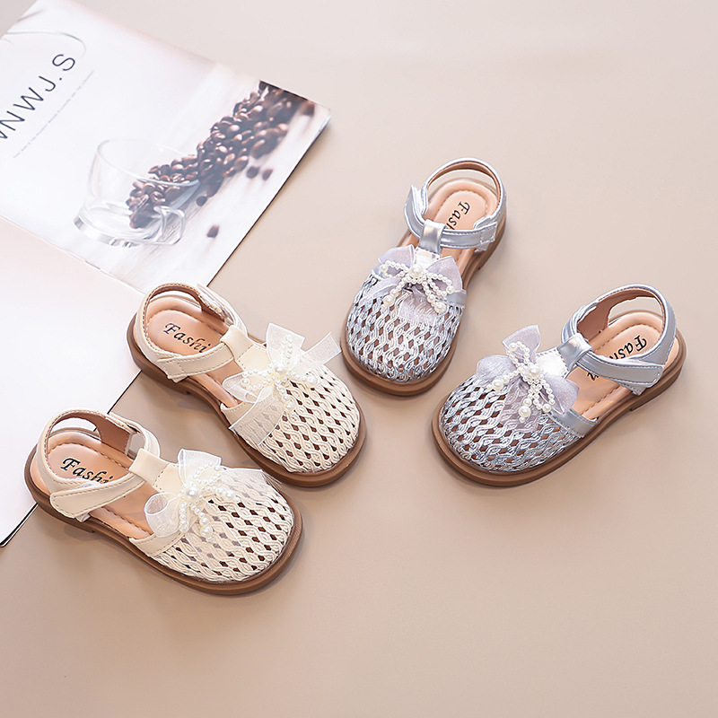 Sandalias de niñas 2026 primavera y otoño nuevos zapatos de princesa para niños zapatos de playa de moda arco trenzado zapatillas frías