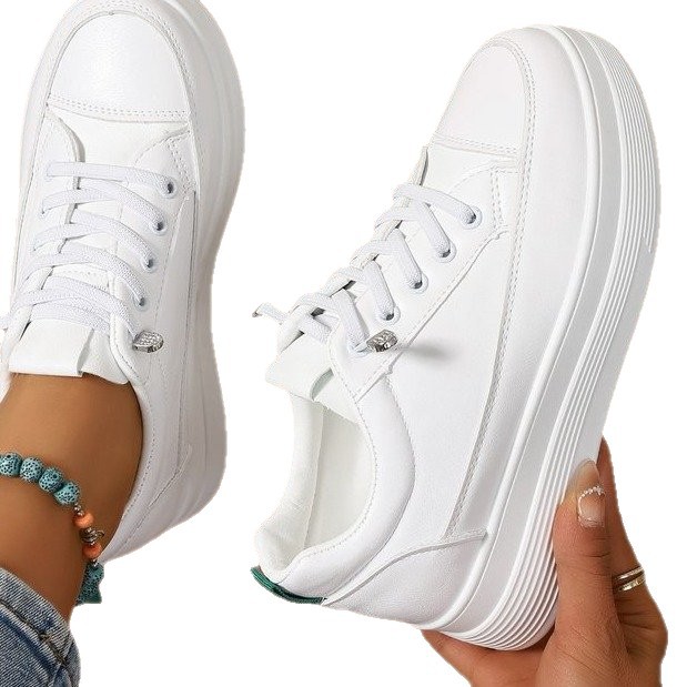 Pequeños zapatos blancos para mujeres 2025, nuevos estudiantes de color sólido, zapatos deportivos transpirables de verano, zapatos de skate blanco para mujeres otoño y invierno