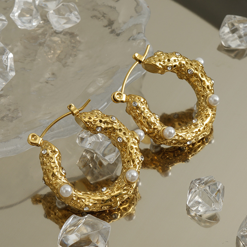 Transfronterizo europeo y americano de moda 18k oro de acero inoxidable en forma de U pendientes de perlas pendientes de acero de titanio pendientes de la fábrica de las mujeres al por mayor