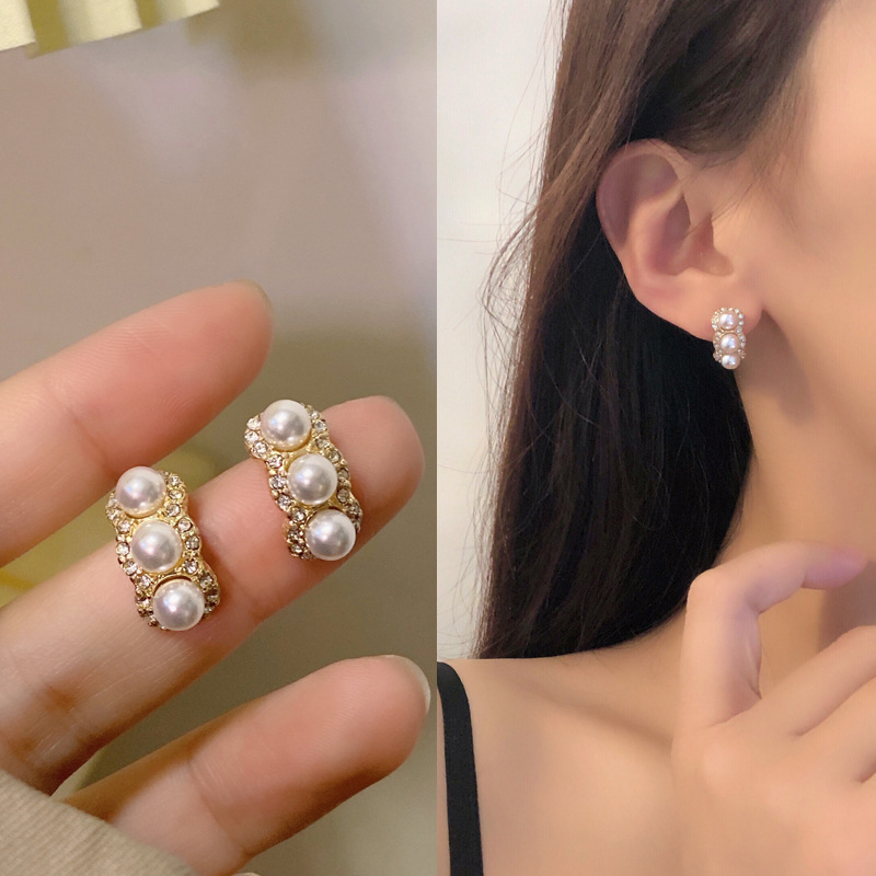 Korean Temperament Pearl Diamond Earrings Retro Simple Earrings display picture 10