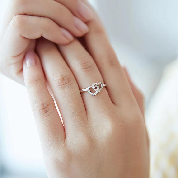 ファッションの震える音の金のバレンタインデーは銀の腕輪の女性をめっきします。|undefined