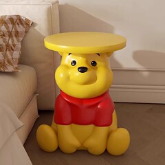 漫画の熊さんのリビングルームのソファのそばに子供の部屋のベッドの頭の棚があります。