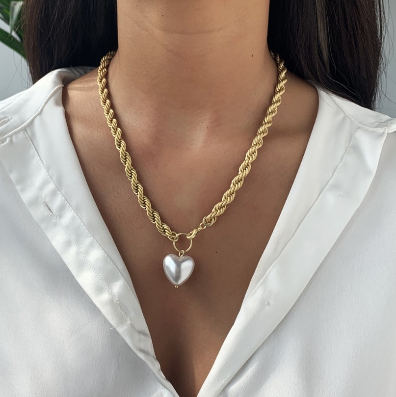 Europe and America Cross border new pattern Jewelry fashion originality Twisted Chain heart-shaped Pearl Pendant alloy Necklace clavicle wholesale