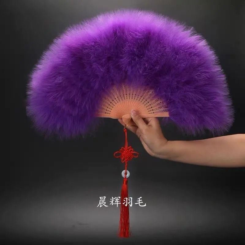 孔雀の羽の扇子の生放送のショーのチャイナドレスのショーのダンスの扇子の古風な扇子のネットの赤い色の厚い毛羽の扇子|undefined