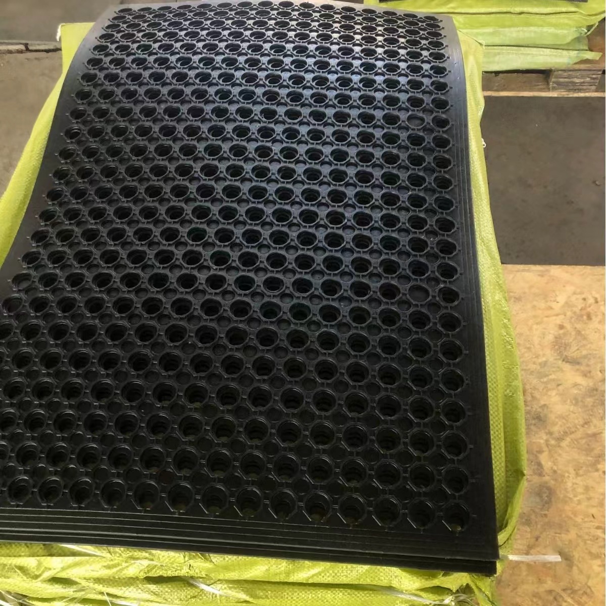 加厚防滑带孔橡胶垫黑色镂空酒店厨房餐厅防滑垫防油污带孔脚垫子