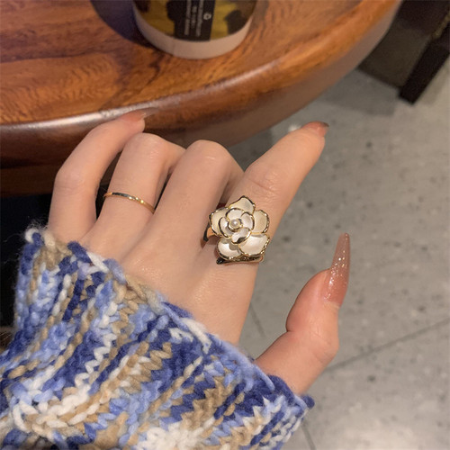 French retro niche design camellia index finger flower ring for women, light luxury, exquisite, high-end temperament, fashionable personality