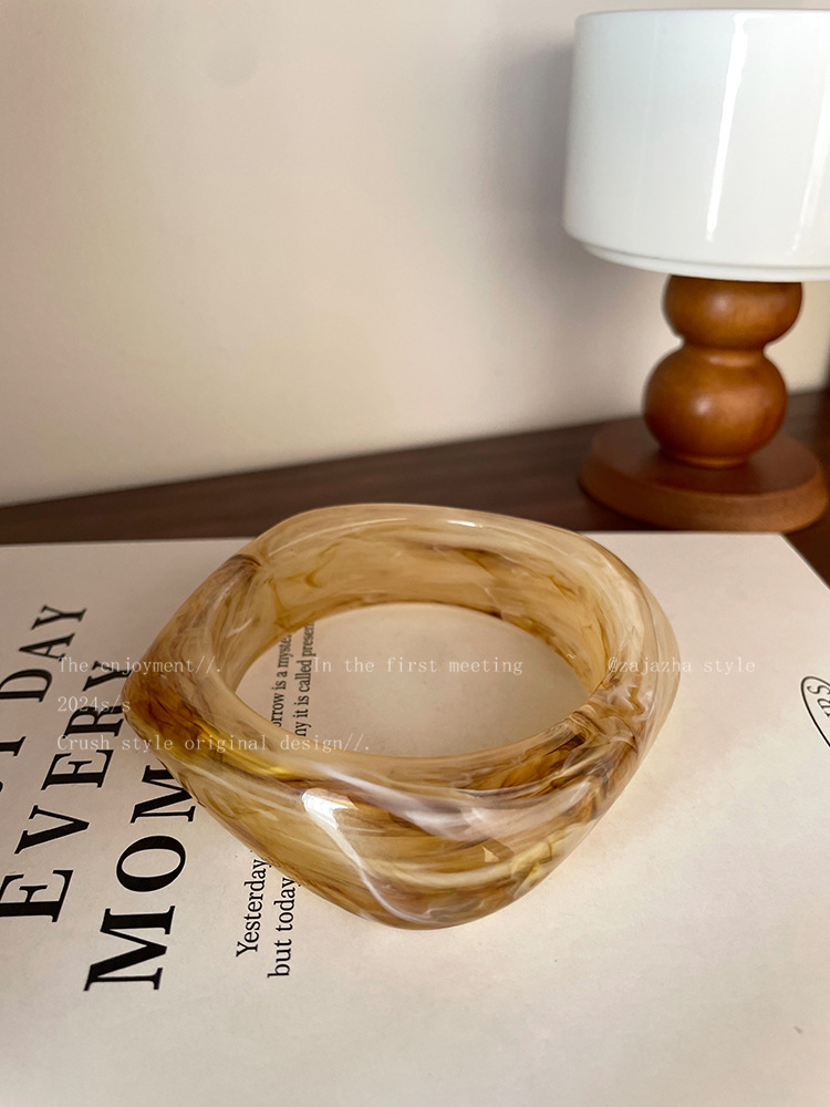 Irregular acetic acid style