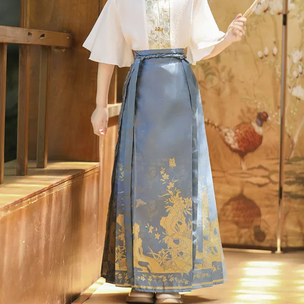 Dark blue and beautiful horse-faced skirt