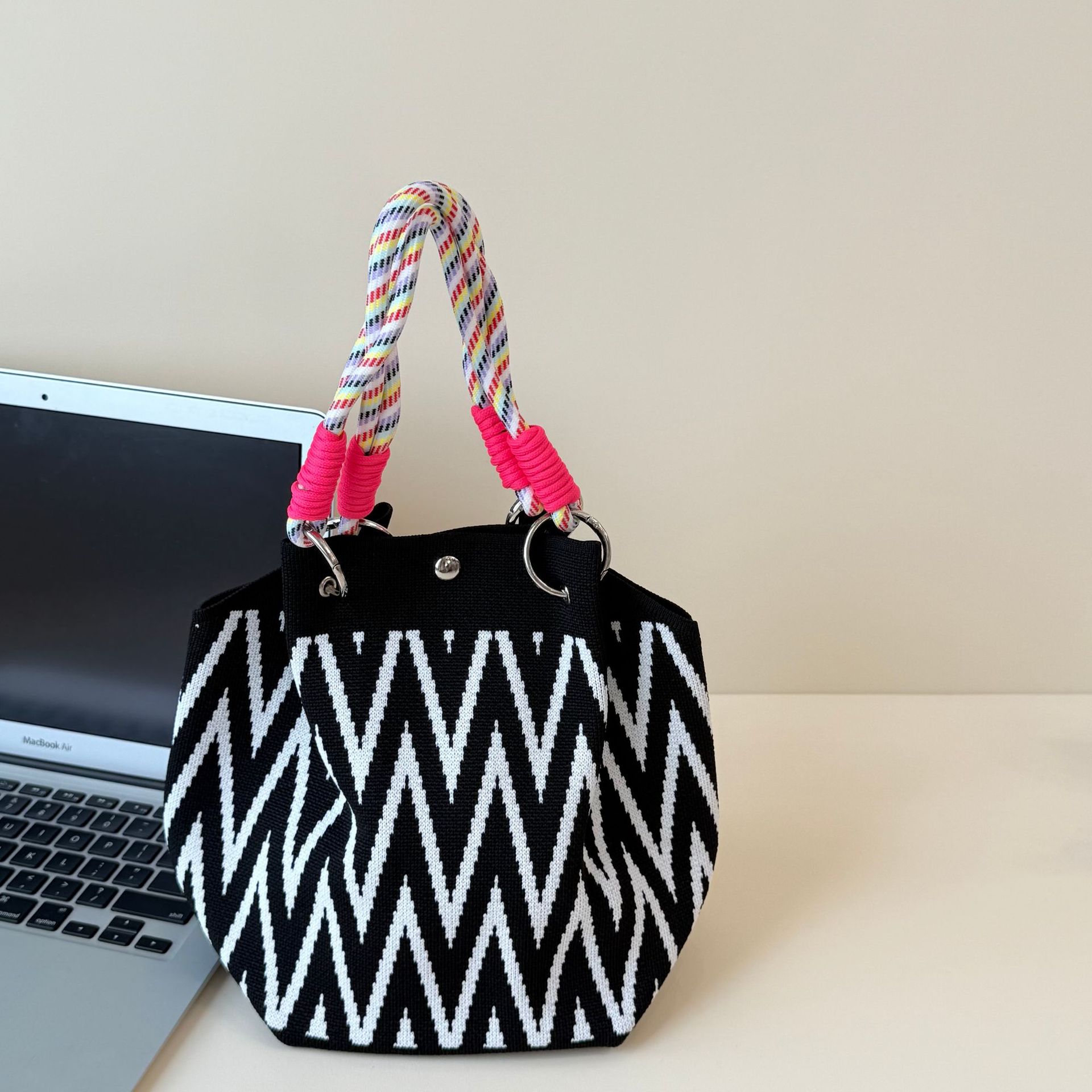 2026 primavera y verano nuevo bolso de cubo de pintura creativo portátil gran espacio de aire de dopamina alta sensación mochila