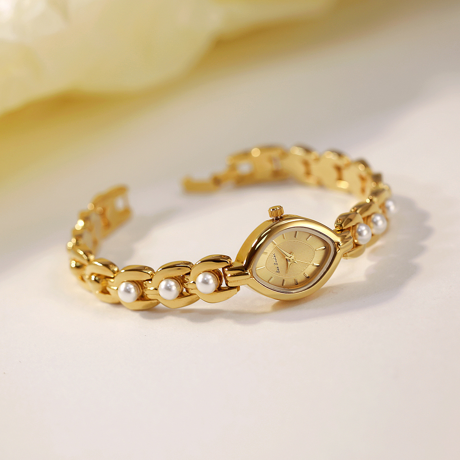 45g Weight Tempered Glass Mirror Material Alloy Strap Material Watch Classification Pointer Display Type Jewelry Buckle Buckle Style Diamond Dial Shape Daily, Street Occasion Quartz Movement Solid Color Pattern All Seasons Season Women's Gender Casual, Commute Style Casual Commute Solid Color Jewelry Buckle Quartz Watch 6