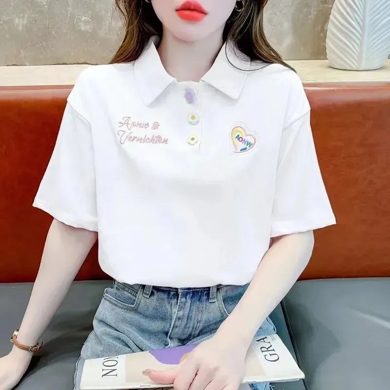 Camiseta de manga corta con cuello de polo bordado con diseño de nicho image 7