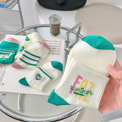 A set of boneless seamless green floral summer embroidery lover's crew socks for women