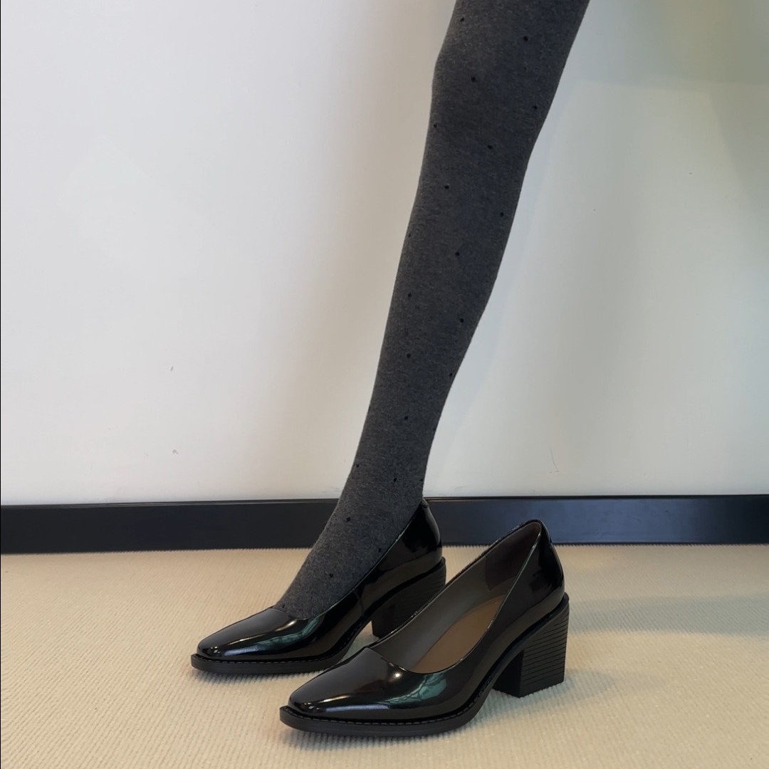 Elegant shoes made of patent leather square toe heels for work and office, french style, easy to put on, simple and elegant design, suitable for standing work