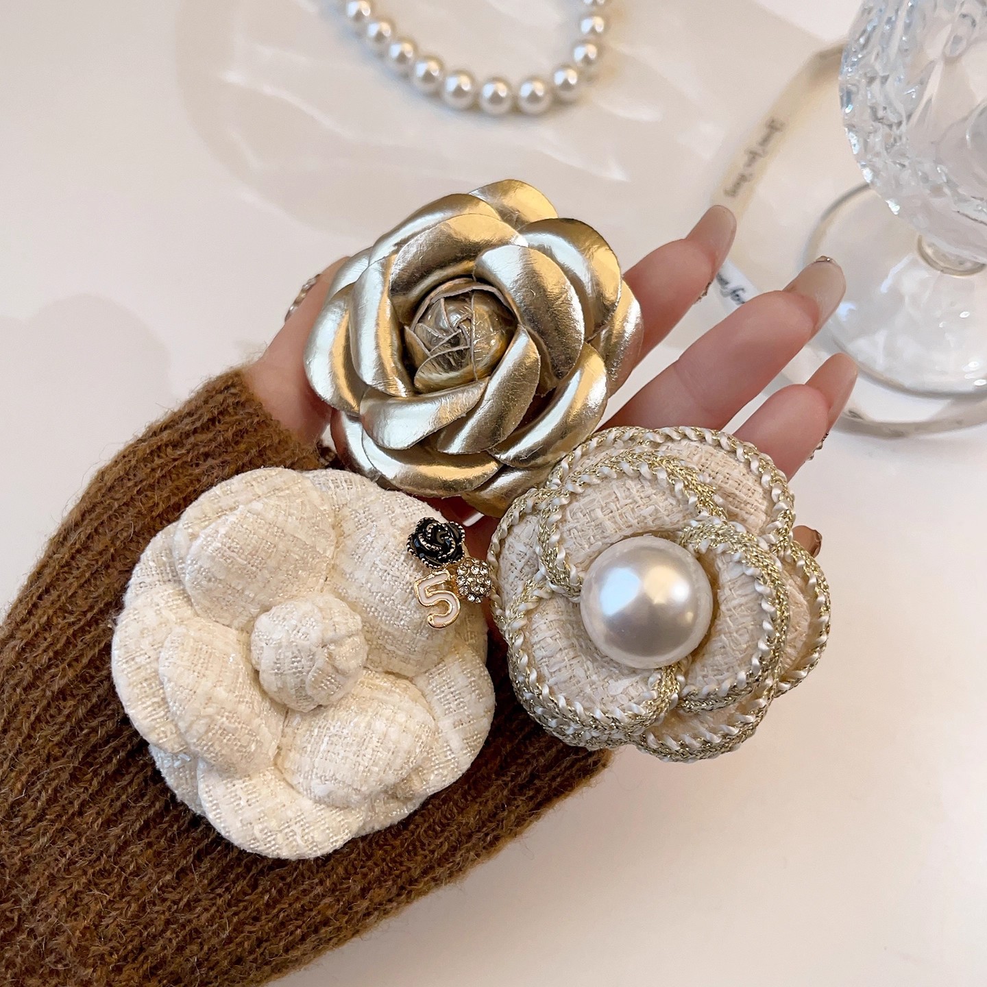 Lyxig brosch i sammet med kamelia och pärlor elegant accessoar_voghion.com