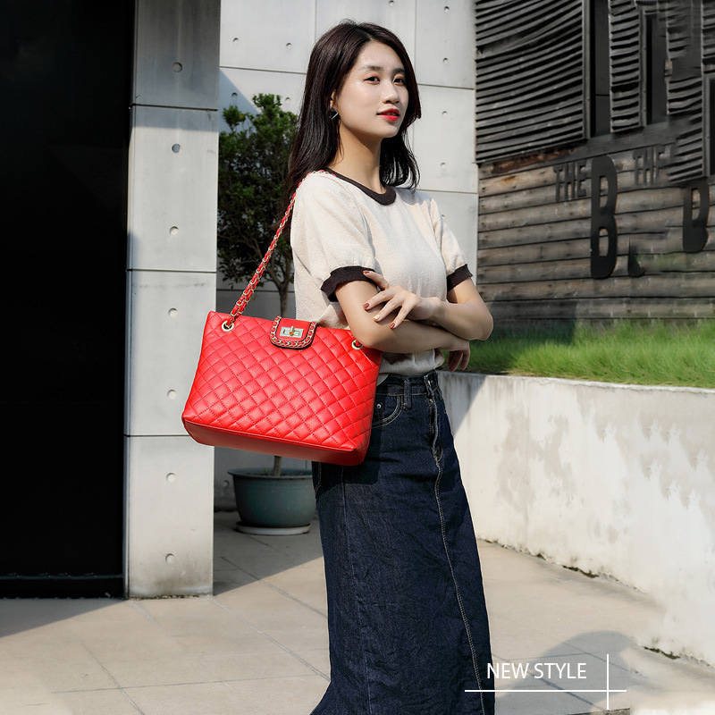 Cubo de agua 2023 versión coreana nueva moda piel de vaca mujer pequeña fragante viento diamante rejilla cadena cuero genuino_voghion.com