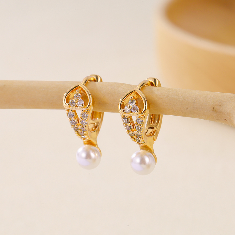 2024 nuevos aretes de perla de zircón de cobre dorado joyas transfronterizas de moda de mujeres aretes de estilo múltiple aretes de perla de zircón