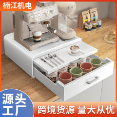 カプセルコーヒーマシンの棚のテーブルの上にコップのお茶を置いて収納します。