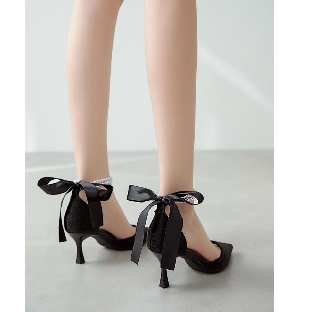 Zapatos franceses fragrantes para mujeres 2026 nuevos sandalias de perlas de arco puntiagudo temperamento de una palabra de hadas tacones altos