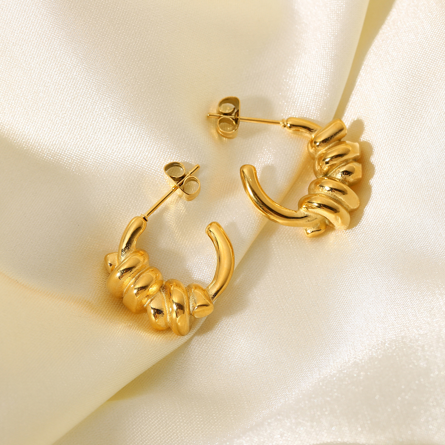 Modestil 18k Gold Edelstahl Retro Wicklung C-förmige Ohrringe Geometrische Ohrringe display picture 1
