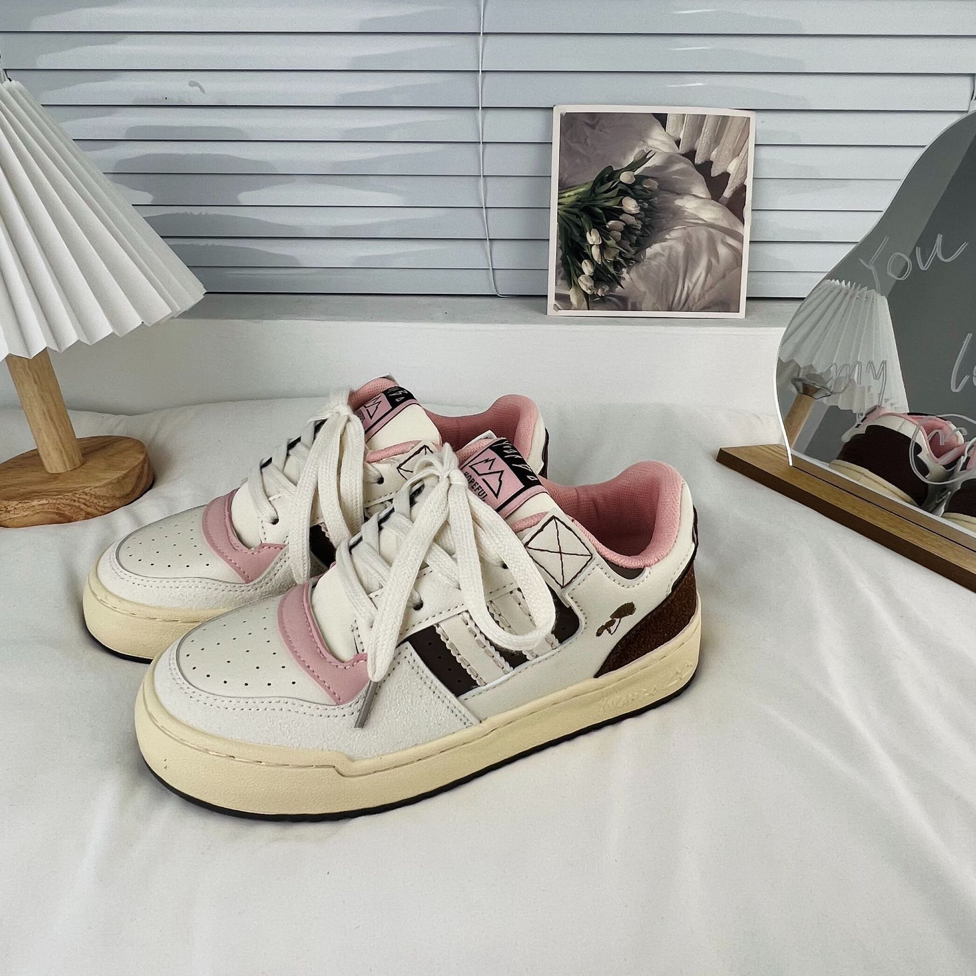 Otoño 2023 nuevos zapatos blancos versátiles del estilo coreano para las mujeres de los estudiantes