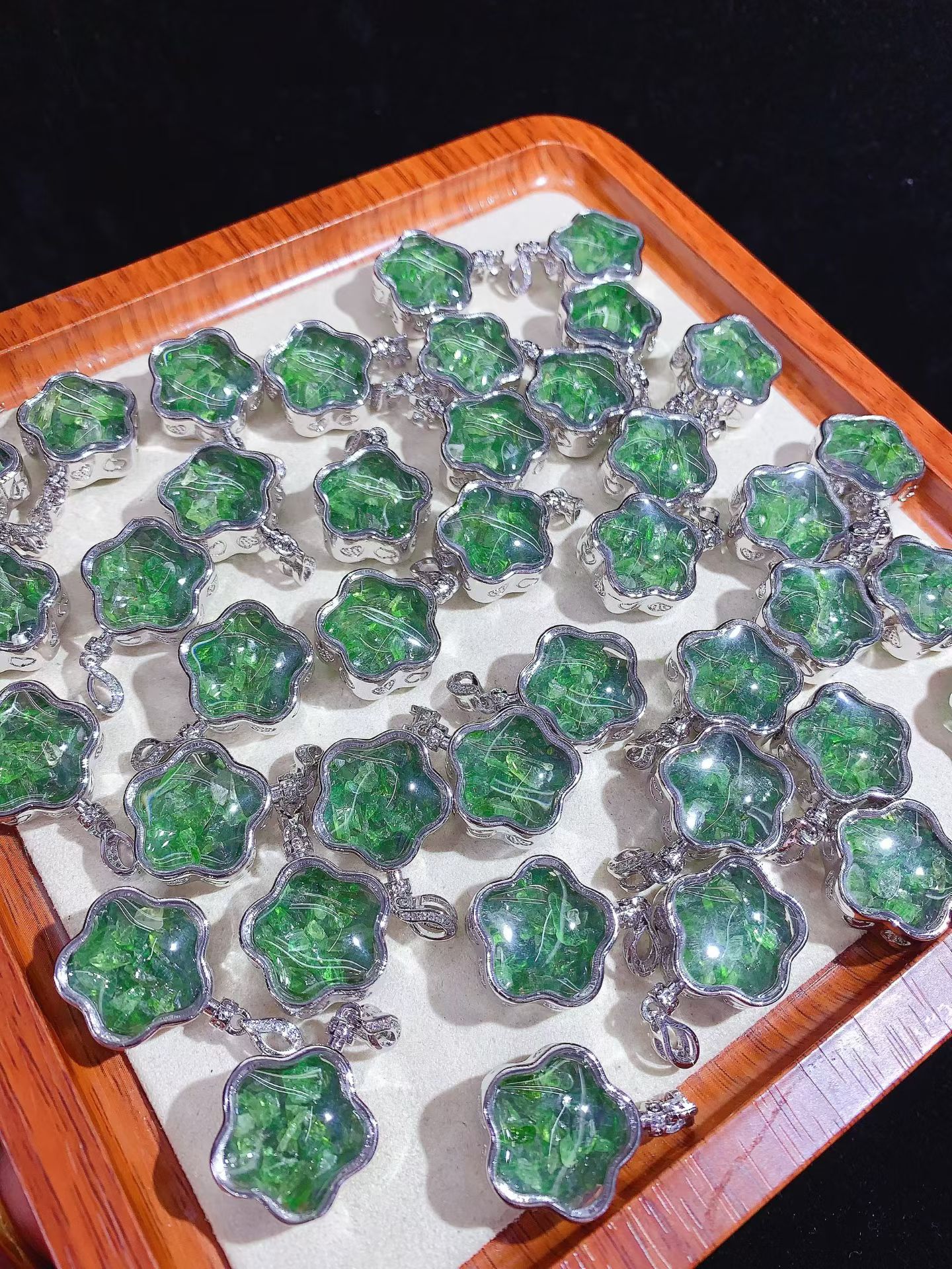 Natural diopside inlaid star pendant, elegant and versatile, fresh and stylish, available for wholesale from the factory, perfect for live streaming.