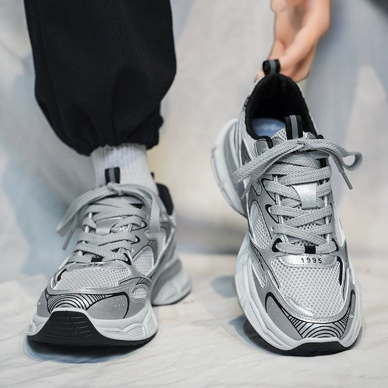 Дышащие мужские спортивные повседневные кроссовки 2025, универсальные серебряные кроссовки для папы, на толстой подошве, с сетчатым верхом, увеличивающие рост.