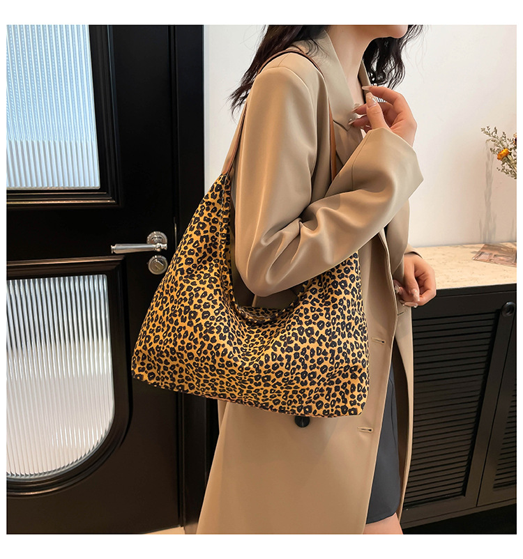 A new minimalist canvas bag with a large capacity in Korean fashion, a leopard print commuter single-shoulder crossbody bag undefined