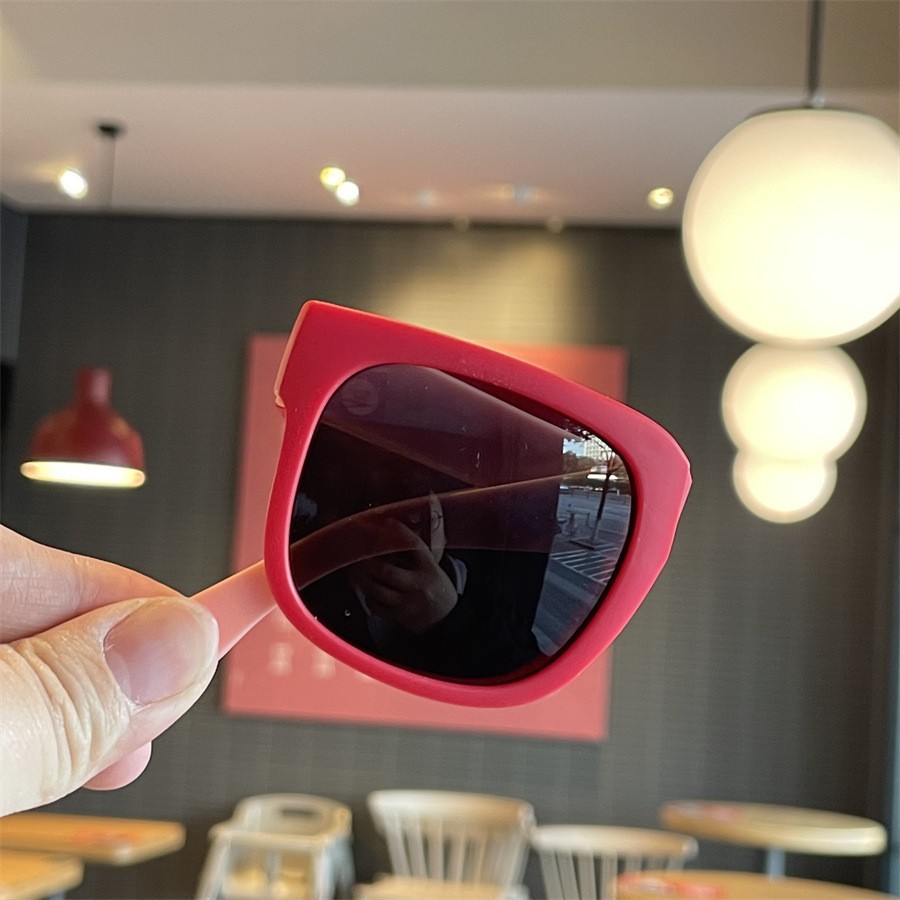 Frame color_red frame pink legs