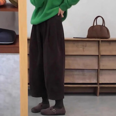 レトロな九分のコーデュロイのワイドパンツの小柄な背が高いです。