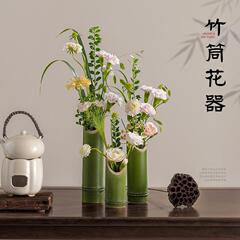 竹の筒に花瓶を挿して新鮮な竹の花芸を飾って、中国式の結婚祝いの装飾を作ります。