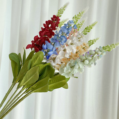 一本の二色風信子は絹の花の高枝のスミレの客間の生け花のヨーロッパ式の結婚式の道を模して花の列を配置します。