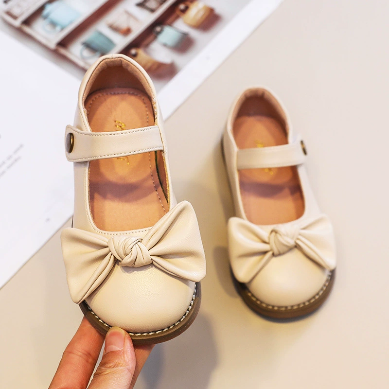 Весенние новые маленькие кожаные туфли для девочек с мелким ртом и бантом, корейские повседневные женские туфли принцессы на мягкой подошве с низким верхом и липучкой