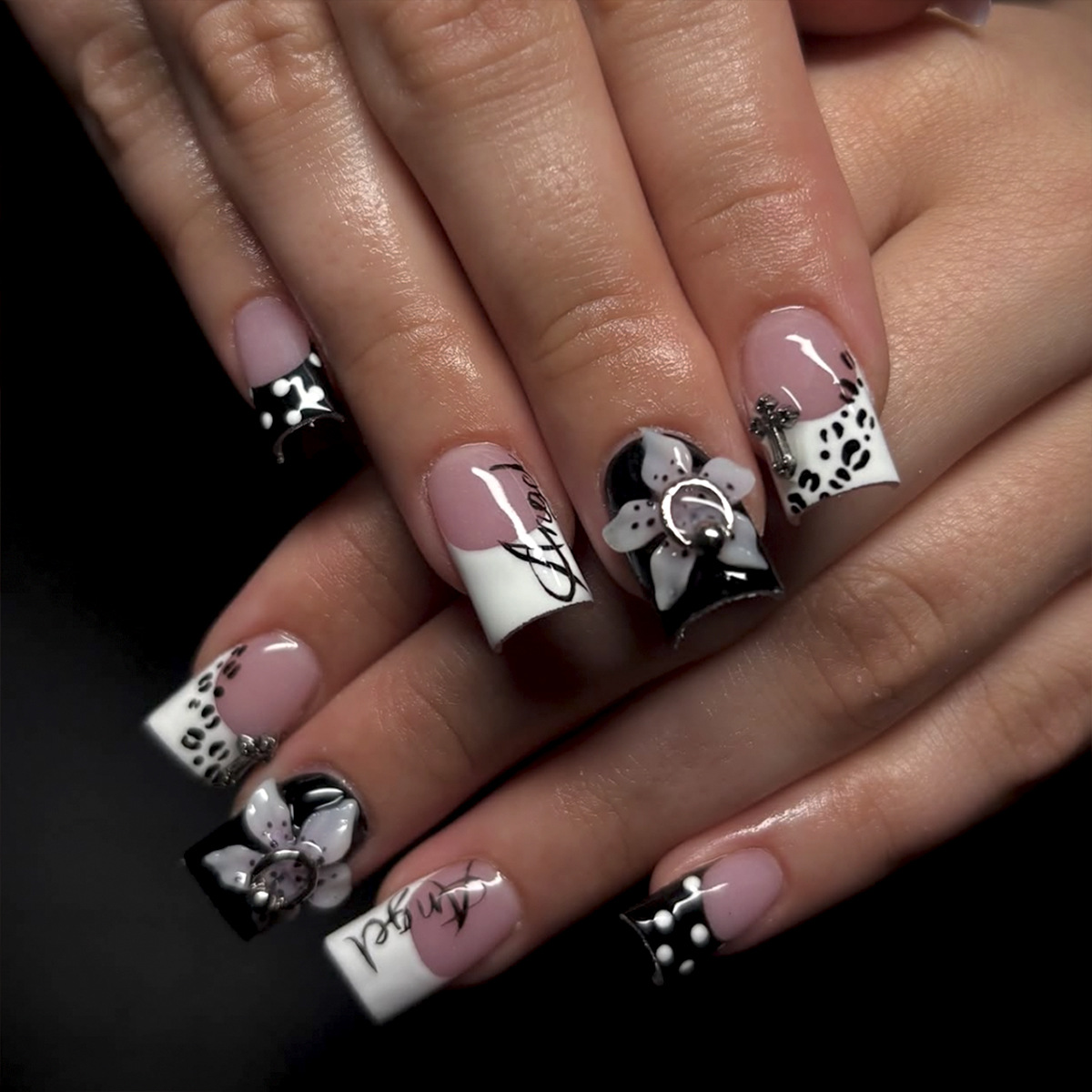 Square-Shaped Wearable Nails with Sweet and Cool Black and White 3D Floral Design, Vintage Classic French Manicure Nails, Nail Tips, Cross-Border Wholesale