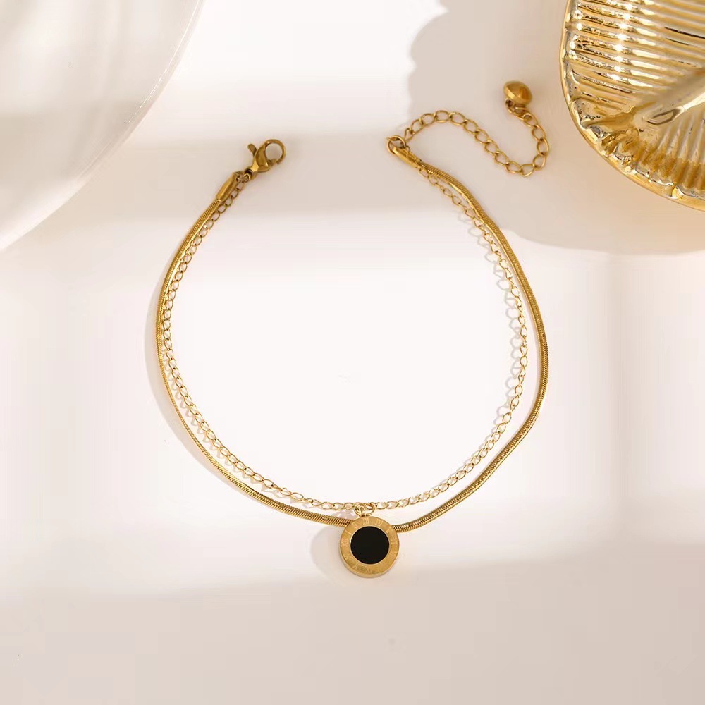 Pulsera de trébol de acero titanium vendedora caliente transfronteriza europea y americana con incrustaciones de concha pulsera colgante pulsera de diseño avanzado sin desvanecimiento al por mayor