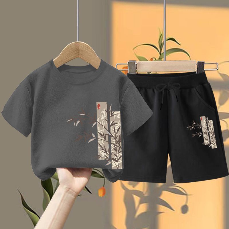 (티셔츠 다크그레이 + 끈이 달린 블랙 반바지) 좌측 하단 대나무