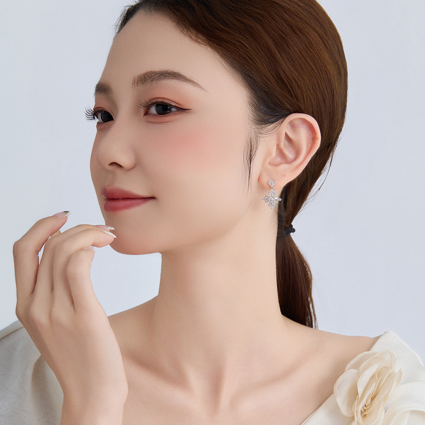 Xuping estilo simple incrustado de joyas artificiales copo de nieve aretes de brillo aleación de cobre temperamento elegante orejas al por mayor mujeres