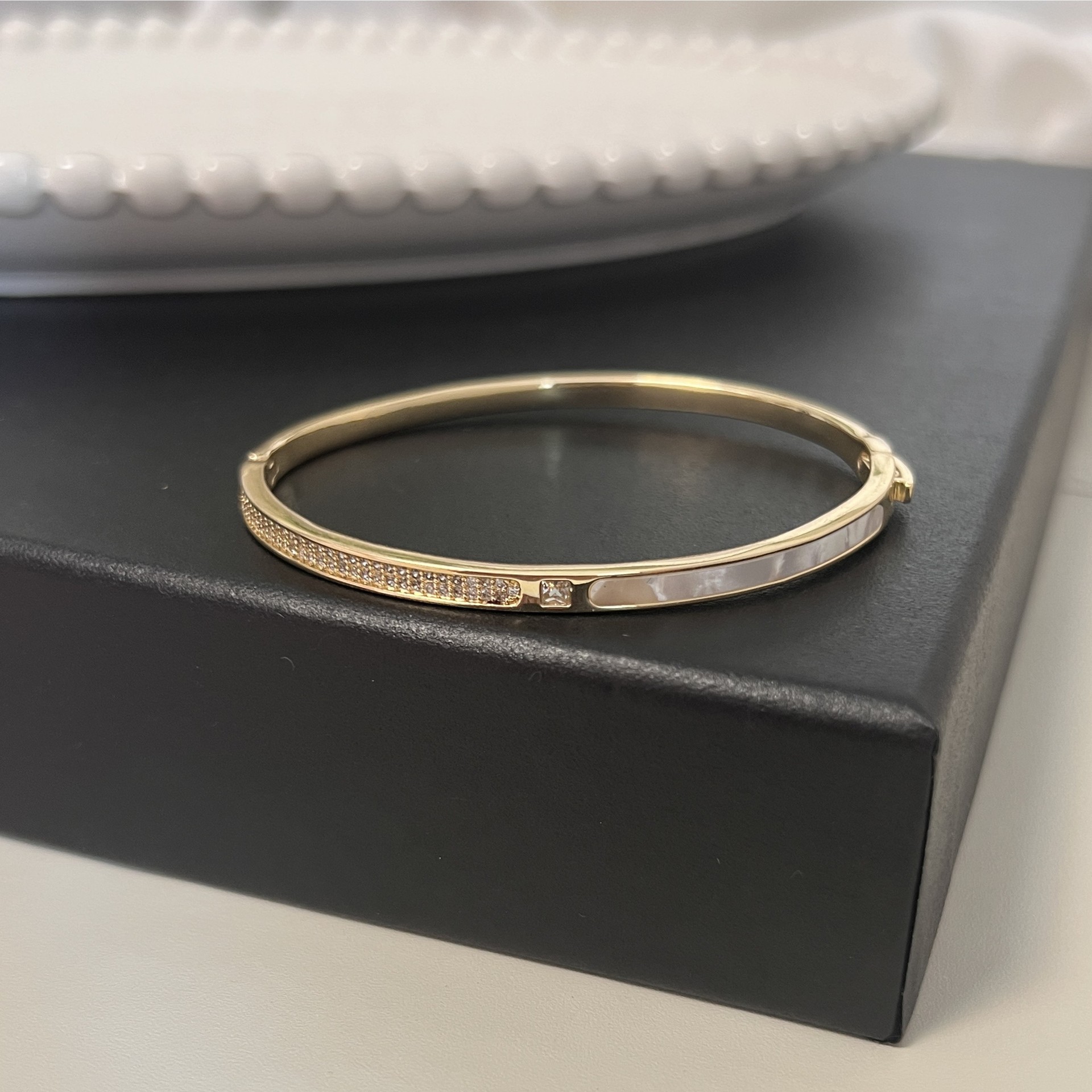 Pulsera de nicho de lujo ligero de alto grado Diseño abierto para mujer Ajustable pequeña cintura estilo frío joyería de mano de alto grado