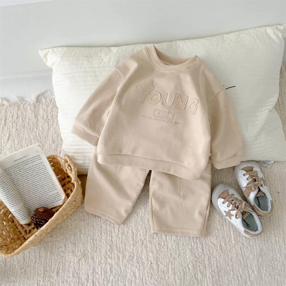 2025 primavera ropa para niños coreanos, traje para niños, suéter y pantalón de dos piezas con letras grandes de color sólido